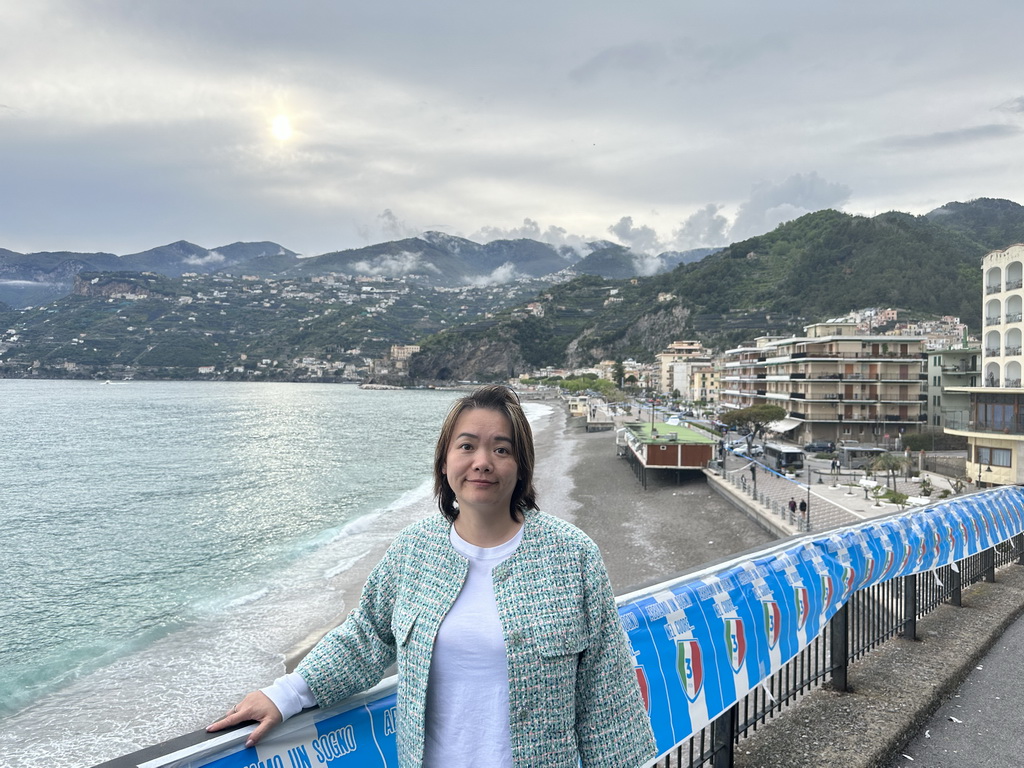 Miaomiao at a parking lot next to the Amalfi Drive on the east side of town, with a view on the Maiori Beach and the town center