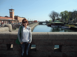 Miaomiao at the Centralplan bridge, with a view on the Malmö Central Station, the Petribron bridge over the Östra Hamnkanalen canal and the Norra Vallgatan street