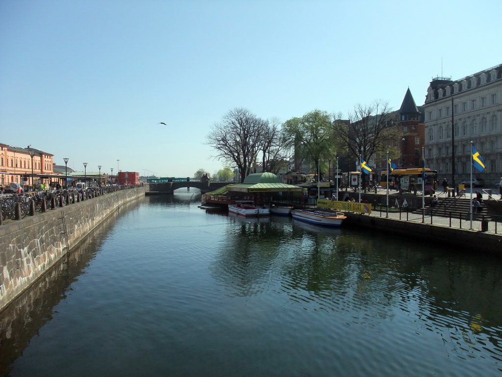 The Petribron bridge over the Östra Hamnkanalen canal and the Norra Vallgatan street