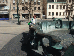 Miaomiao with fountain at Stortorget square