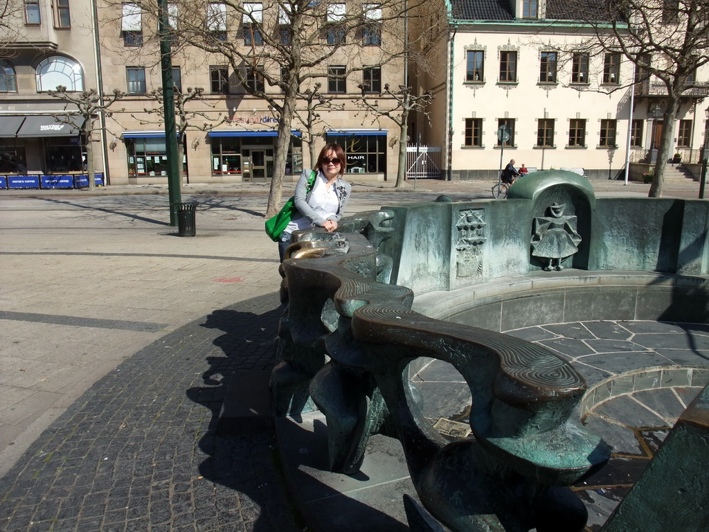 Miaomiao with fountain at Stortorget square