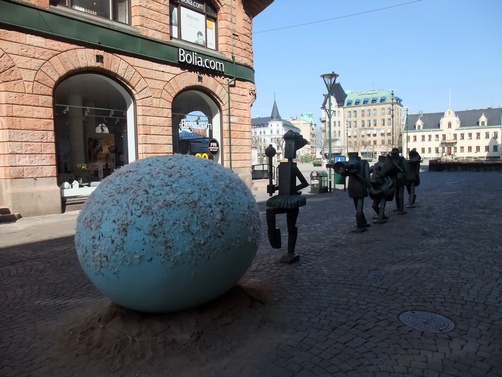 Optimistic Orchestra statues and an easter egg at Södergatan street