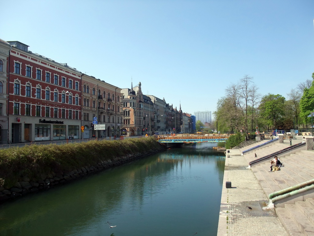 The Morescobron bridge over the Södra Förstadskanalen canal and the Regementsgatan street, viewed from the Davidshallsbron bridge