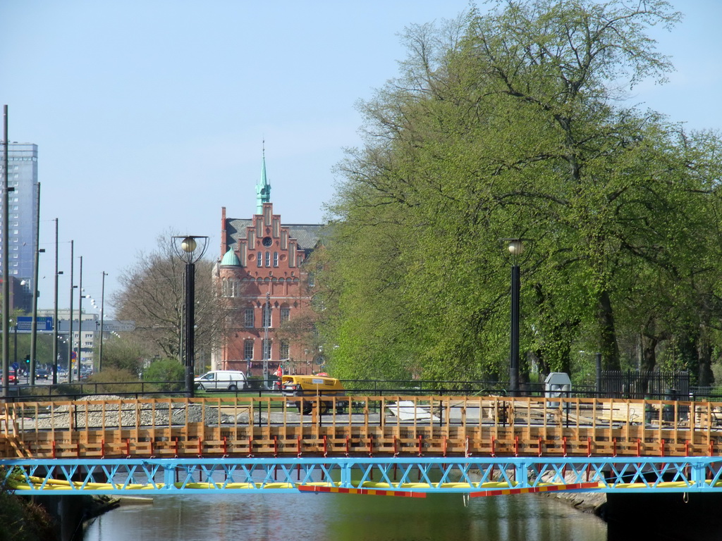 Malmö Stadsbibliotek and the Morescobron bridge over the Södra Förstadskanalen canal, viewed from the Davidshallsbron bridge