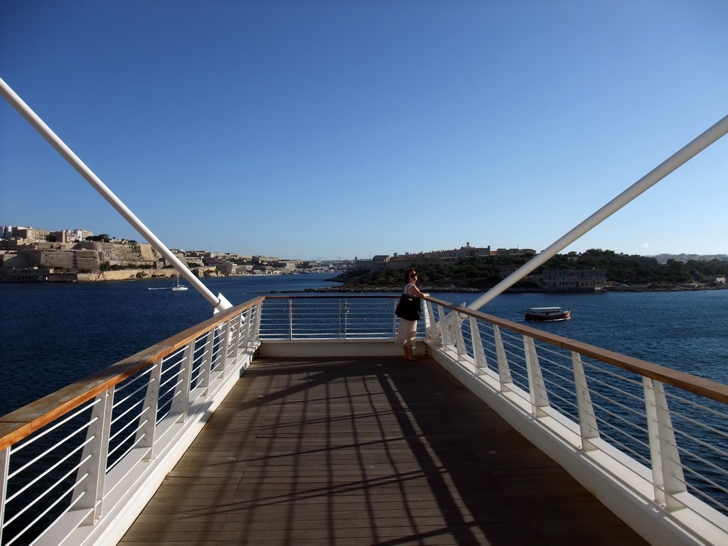 Miaomiao at Tigné Point with a view on Marsamxett Harbour, Valletta and Manoel Island