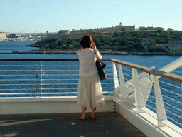 Miaomiao at Tigné Point with a view on Marsamxett Harbour and Manoel Island