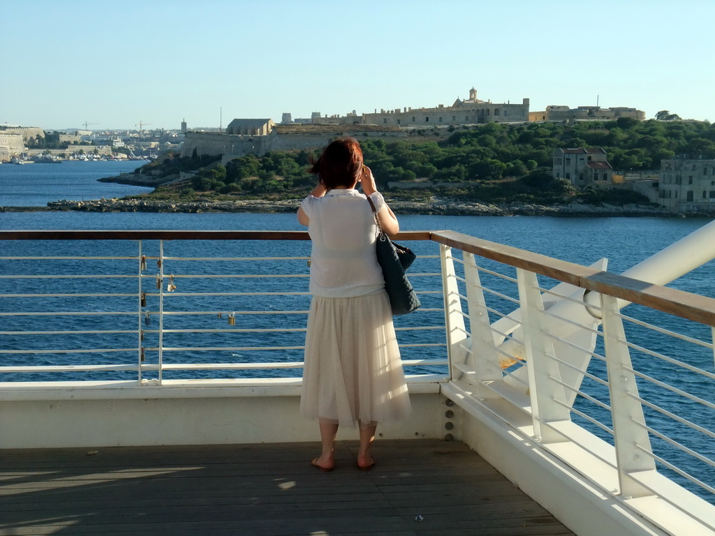 Miaomiao at Tigné Point with a view on Marsamxett Harbour and Manoel Island
