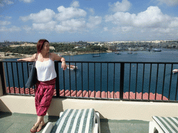 Miaomiao at the roof terrace of the Marina Hotel, with a view on Marsamxett Harbour and Manoel Island