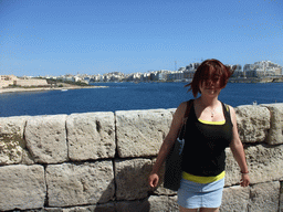 Miaomiao at Boat Street at Valletta, with a view on Sliema and Manoel Island