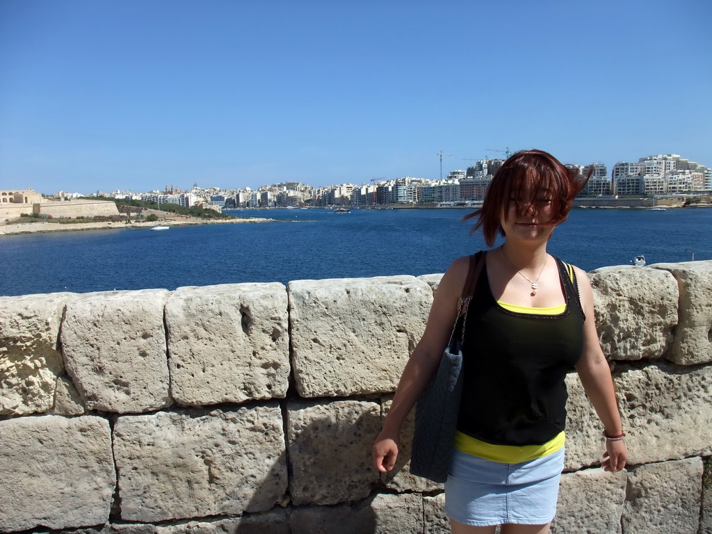 Miaomiao at Boat Street at Valletta, with a view on Sliema and Manoel Island