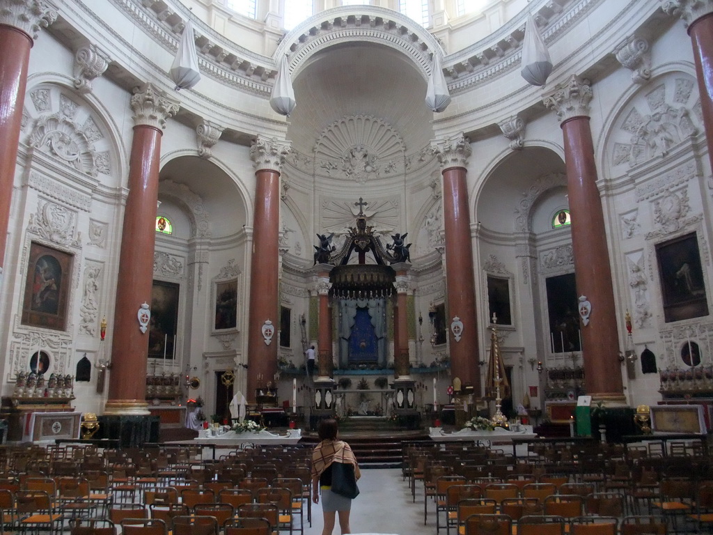 Miaomiao at the Carmelite Church at Valletta