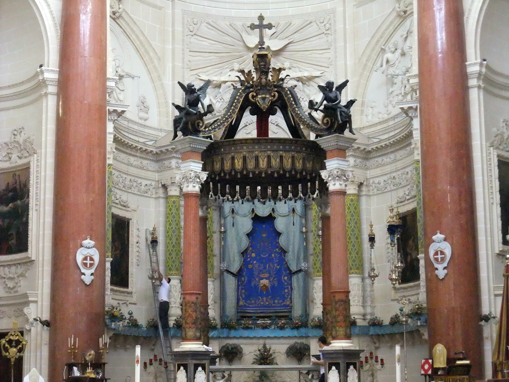 Apse and altar of the Carmelite Church at Valletta