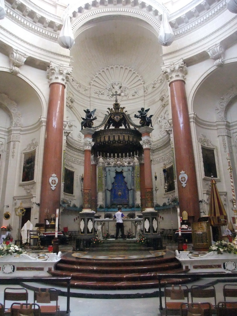 Apse and altar of the Carmelite Church at Valletta