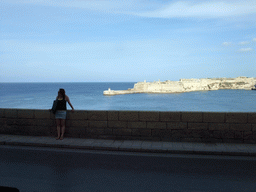 Miaomiao at the Mediterranean Street at Valletta, with a view on the Grand Harbour and the pier at Fort Ricasoli