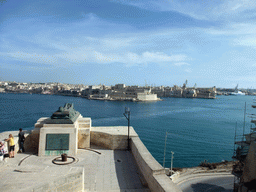malta_1_275 - 226 kb - 1024x768 - The Grand Harbour, Fort St. Angelo, the town of Birgu and the World War II Memorial at the Siege Bell Monument at Valletta The Grand Harbour, Fort St. Angelo, the town of Birgu and the World War II Memorial at the Siege Bell Monument at Valletta