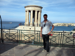 Tim at the Lower Barracca Gardens at Valletta, with a view on the Siege Bell Monument and the Grand Harbour with the pier at Fort Saint Elmo and Fort Ricasoli