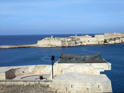 The World War II Memorial at the Siege Bell Monument, the Grand Harbour and Fort Ricasoli, viewed from the Lower Barracca Gardens at Valletta