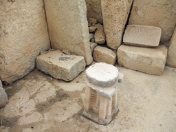 malta_1_389 - 328 kb - 1024x768 - Pedestal altar at the Northern Temple of the Hagar Qim Temples Pedestal altar at the Northern Temple of the Hagar Qim Temples
