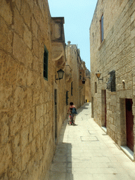 Miaomiao at a narrow street at Mdina