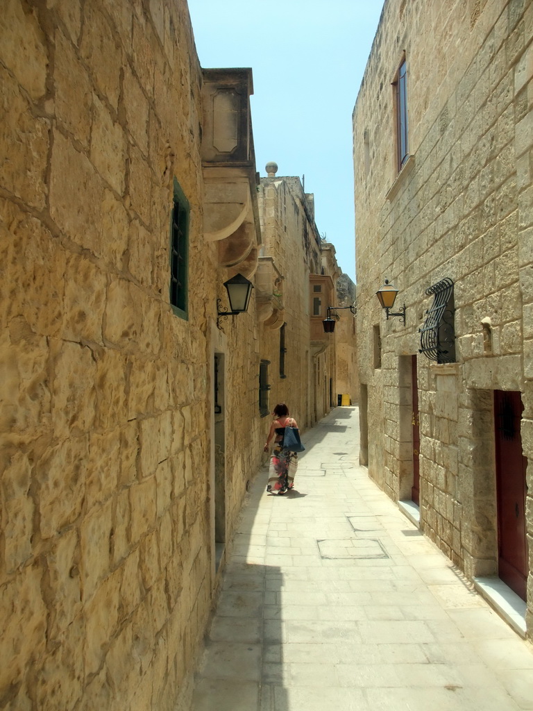 Miaomiao at a narrow street at Mdina