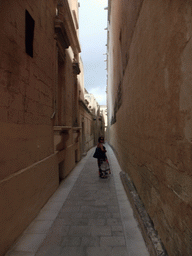 Miaomiao at a narrow street at Mdina