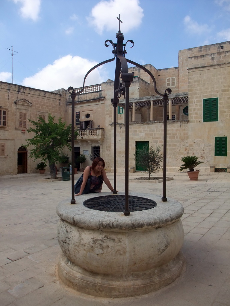 Miaomiao with a well at the Misrah Mesquita square at Mdina