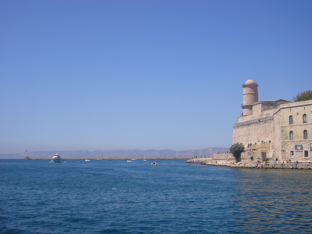 The Quai des Angles pier and the Fort Saint-Jean