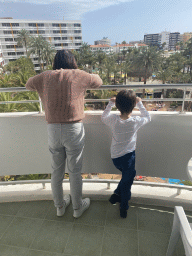 Miaomiao and Max at the balcony of our room at the Abora Buenaventura by Lopesan hotel