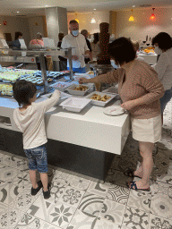 Miaomiao and Max at the buffet at the restaurant of the Abora Buenaventura by Lopesan hotel