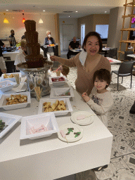 Miaomiao and Max at the chocolate tower at the buffet at the restaurant of the Abora Buenaventura by Lopesan hotel