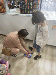 Miaomiao and Max trying out sandals at the souvenir shop at the Abora Buenaventura by Lopesan hotel