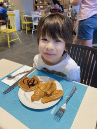 Max having breakfast at the restaurant of the Abora Buenaventura by Lopesan hotel