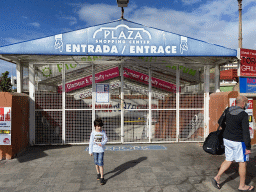 Max in front of the Centro Comercial Plaza Maspalomas shopping mall at the Avenida de Gran Canaria street