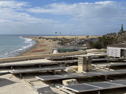 The roof of the Sunset Bay restaurant, the Playa del Inglés beach and the Maspalomas Dunes, viewed from the Paseo Costa Canaria street