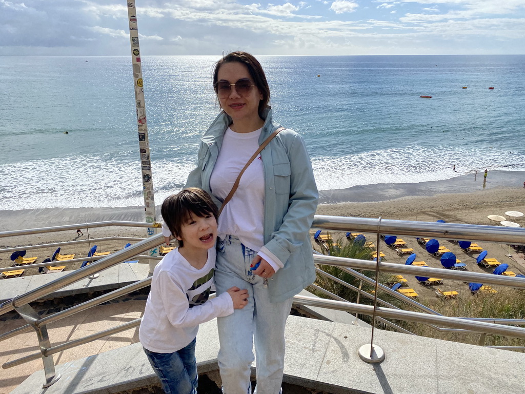 Miaomiao and Max on top of the staircase from the Paseo Costa Canaria street to the Playa del Inglés beach