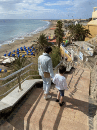 Miaomiao and Max at the staircase from the Paseo Costa Canaria street to the Playa del Inglés beach