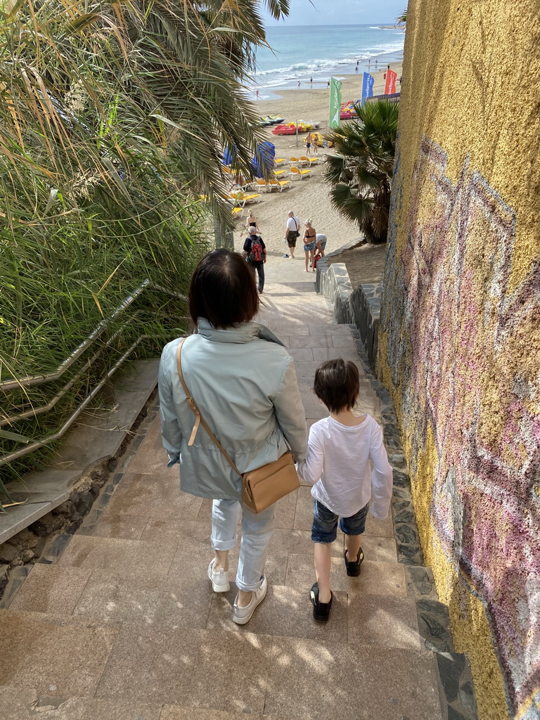 Miaomiao and Max at the staircase from the Paseo Costa Canaria street to the Playa del Inglés beach