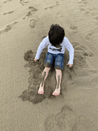 Max playing with sand at the Playa del Inglés beach