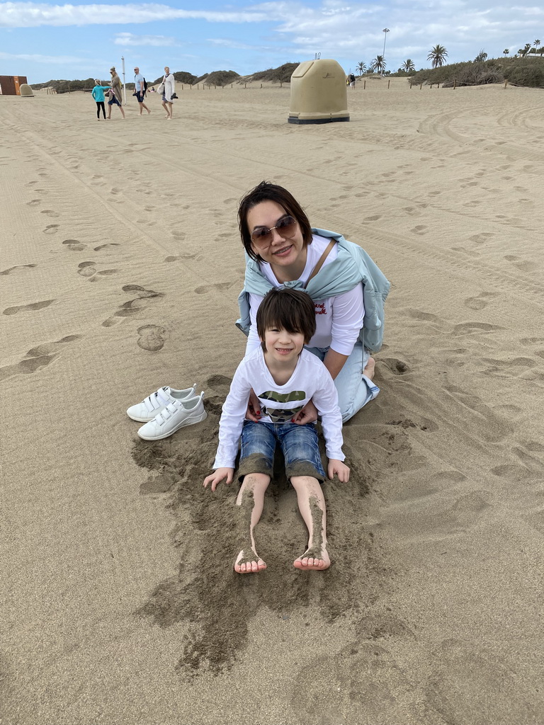 Miaomiao and Max playing with sand at the Playa del Inglés beach