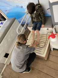 Max getting his feet washed at the Doctor Fish at the Playa del Inglés Aparcamiento shopping mall