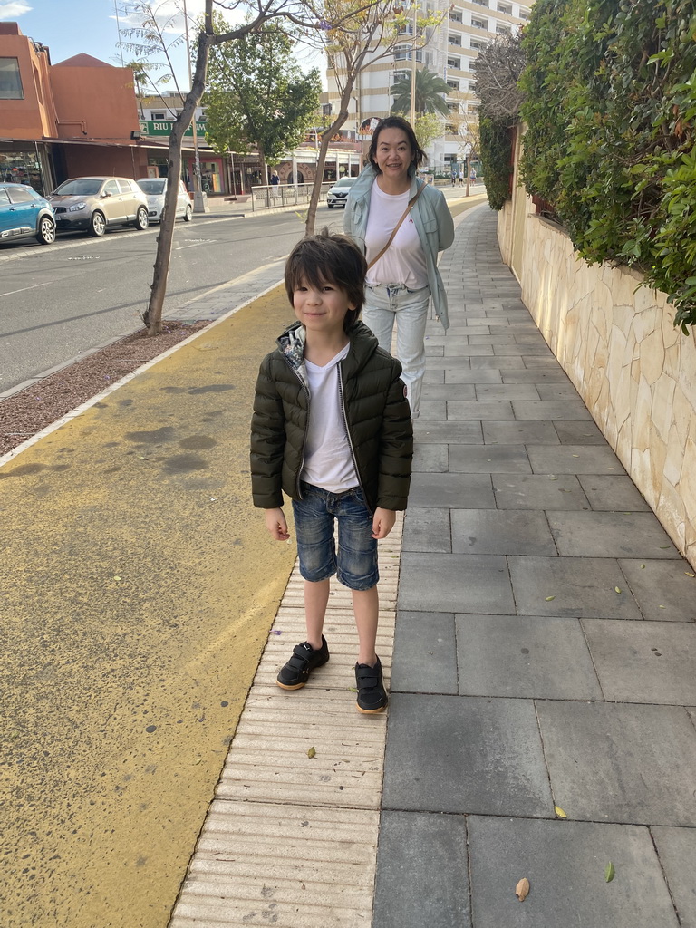 Miaomiao and Max at the Avenida de Tenerife street