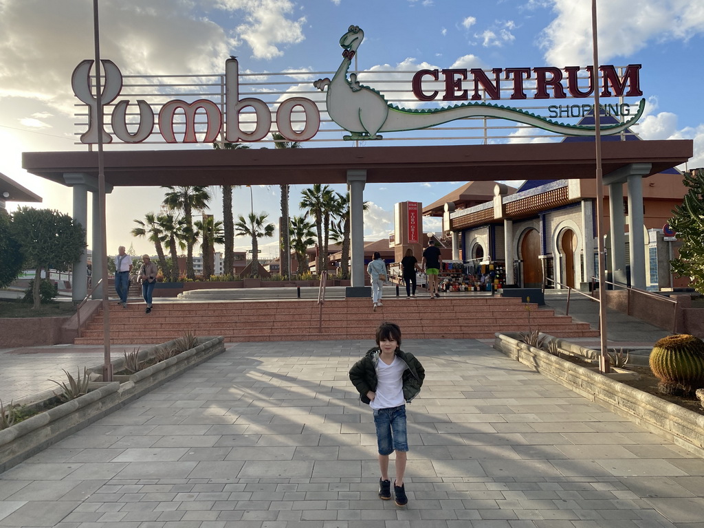 Miaomiao and Max in front of the Yumbo Centrum shopping mall at the Avenida de España street