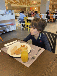 Max having breakfast at the restaurant of the Abora Buenaventura by Lopesan hotel