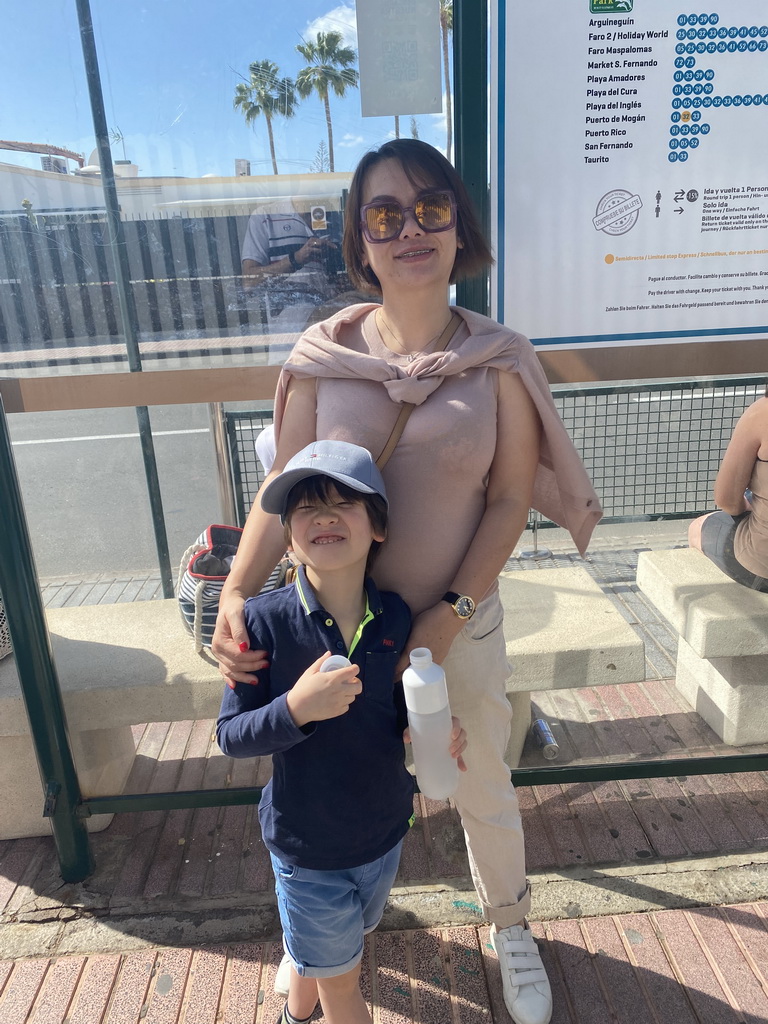 Miaomiao and Max at the bus stop at the Avenida de Gran Canaria street