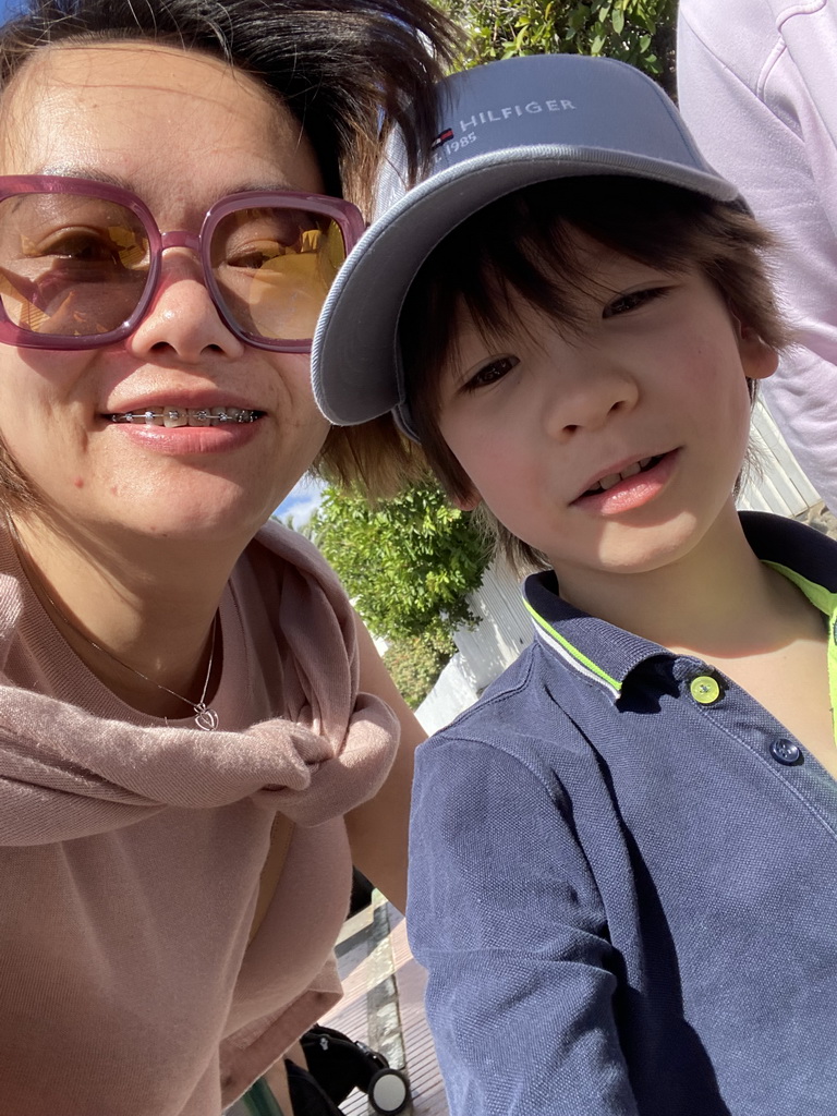 Miaomiao and Max at the bus stop at the Avenida de Gran Canaria street