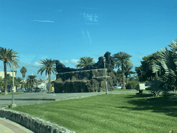 Fountain at the roundabout at the Avenida Touroperador Luxair, viewed from the bus from the Palmitos Park