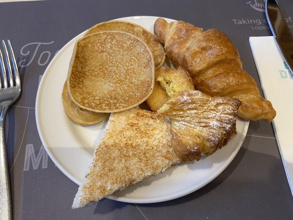 Breakfast at the restaurant of the Abora Buenaventura by Lopesan hotel