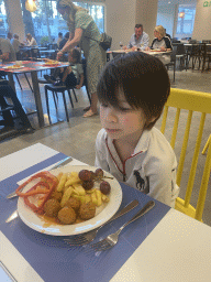 Max having dinner at the restaurant of the Abora Buenaventura by Lopesan hotel