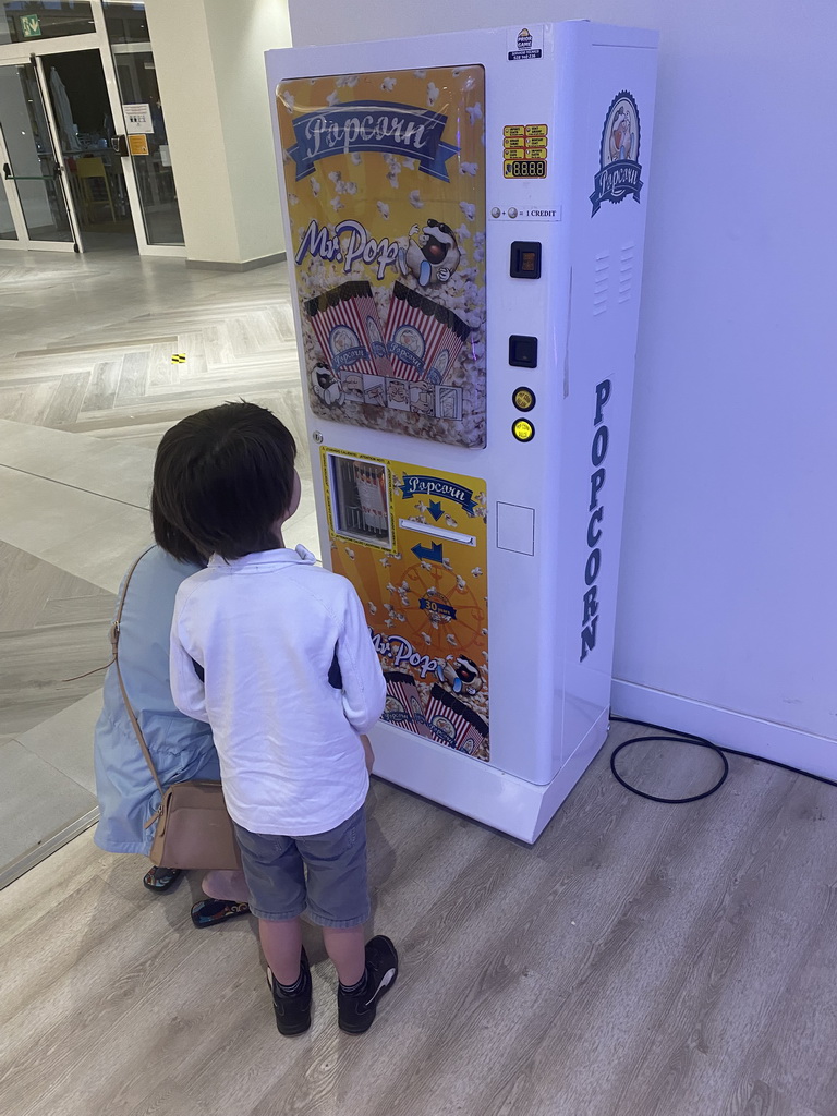 Miaomiao and Max buying popcorn at the gaming room at the Abora Buenaventura by Lopesan hotel