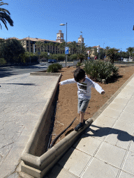 Max at the Avenida del Oasis with the front of the Lopesan Costa Meloneras Resort, Spa & Casino